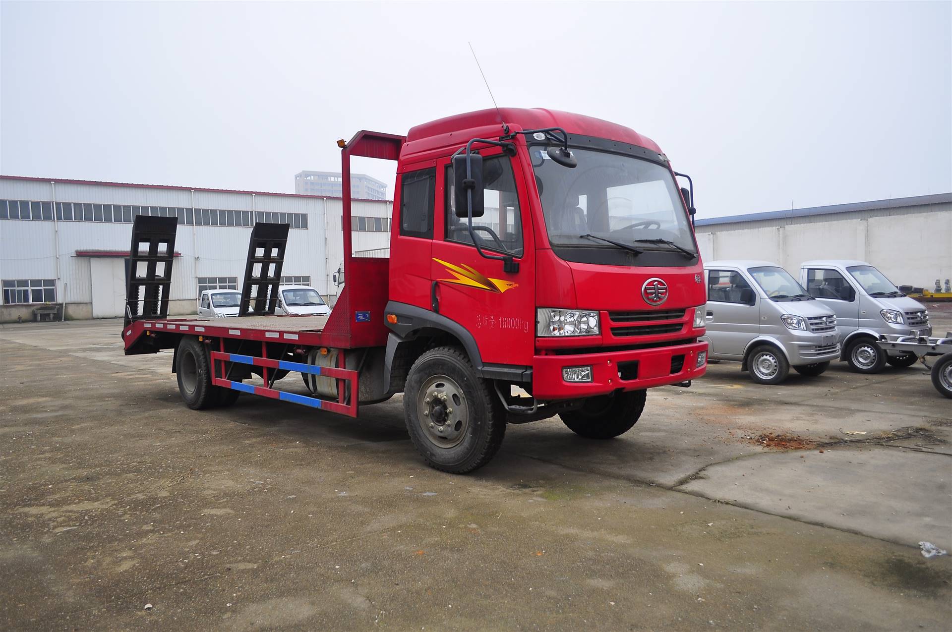 {“title”: “湖北兴正专用汽车 平板运输车与新能源汽车研发的双轮驱动”, “content”: “湖北兴正专用汽车销售有限公司作为专用汽车领域的销售企业，长期致力于平板运输车、挖机平板拖车、钩机平板拖车等工程机械运输装备的推广与服务。在工程机械运输领域，平板运输车、挖机平板拖车和钩机平板拖车是三类核心产品，直接服务于挖掘机、装载机、钩机等重型设备的转场运输需求。”\n\n“平板运输车以低平板结构、高承载能力和灵活的装卸设计，成为工程机械物流中不可或缺的一环。挖机平板拖车和钩机平板拖车则针对特定机型